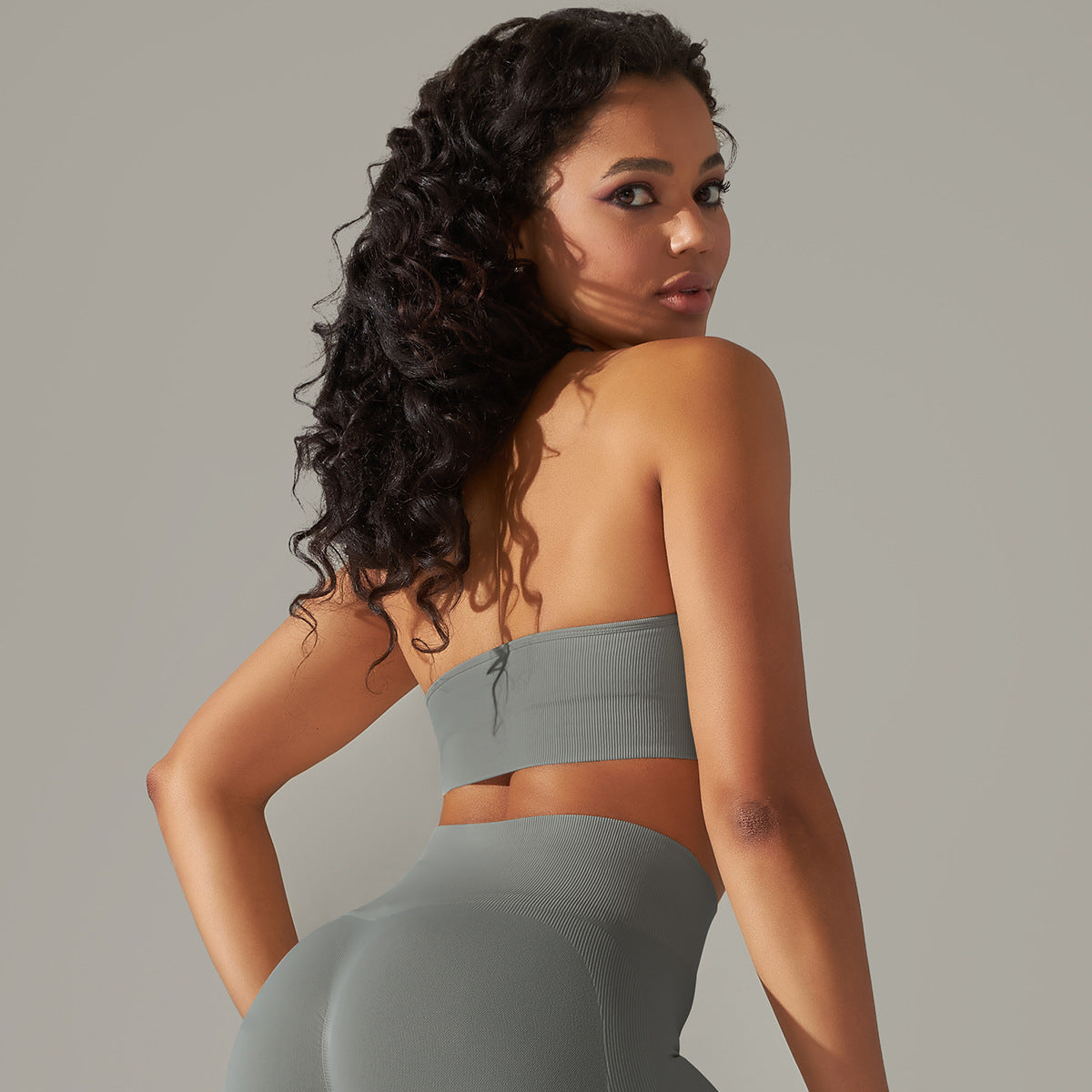 Seamless Halter Neck Sports Bra: Sexy Backless Yoga Top & Solid Color High-Stretch Fitness Bralette
