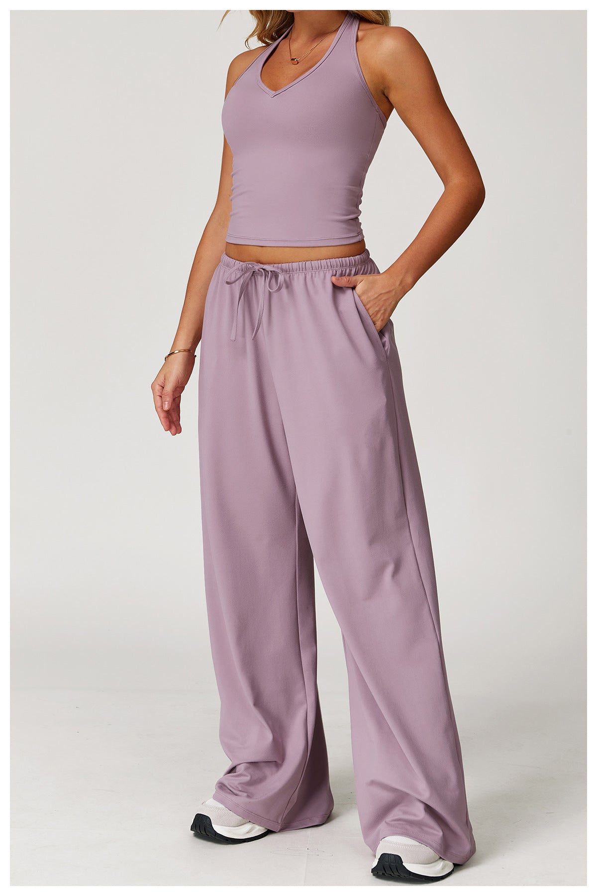 Débardeur de yoga brossé pour femme, brassière de sport décolleté en V coupe slim avec dos nageur pour la course et l'entraînement
