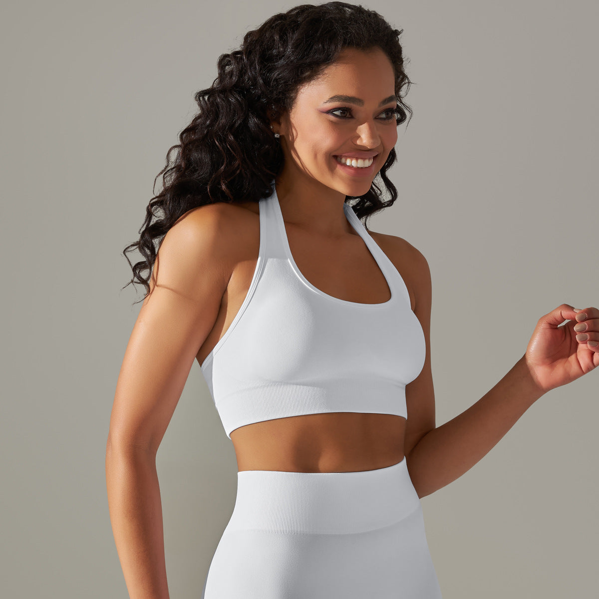 Seamless Halter Neck Sports Bra: Sexy Backless Yoga Top & Solid Color High-Stretch Fitness Bralette