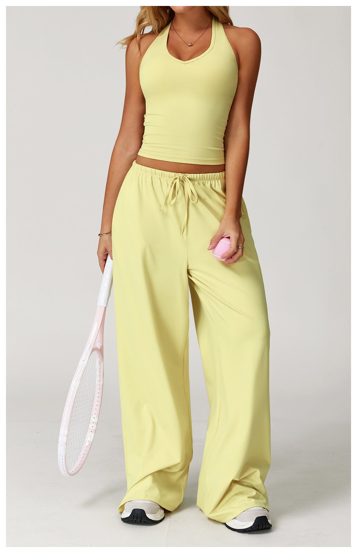 Débardeur de yoga brossé pour femme, brassière de sport décolleté en V coupe slim avec dos nageur pour la course et l'entraînement