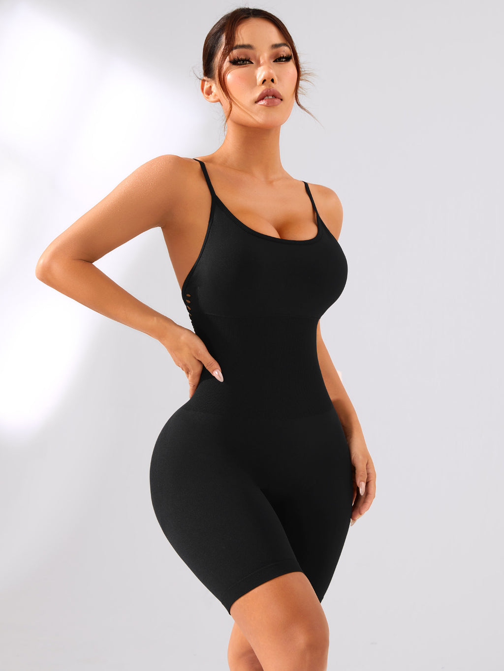 Combinaison sculptante sans coutures pour femme avec bonnets intégrés, design sexy à bretelles, combinaison de yoga et d'entraînement amincissante pour la taille