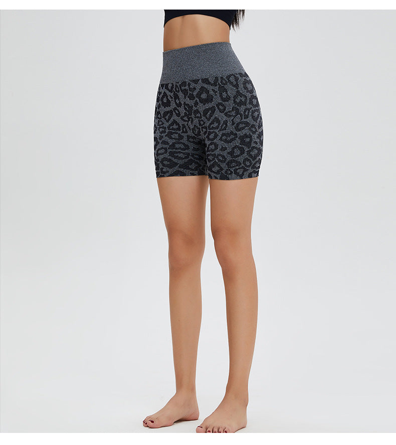 Shorts de yoga léopard sans couture : short taille haute froncé pour lifting des fesses et short de sport de 3 pouces pour la course à pied